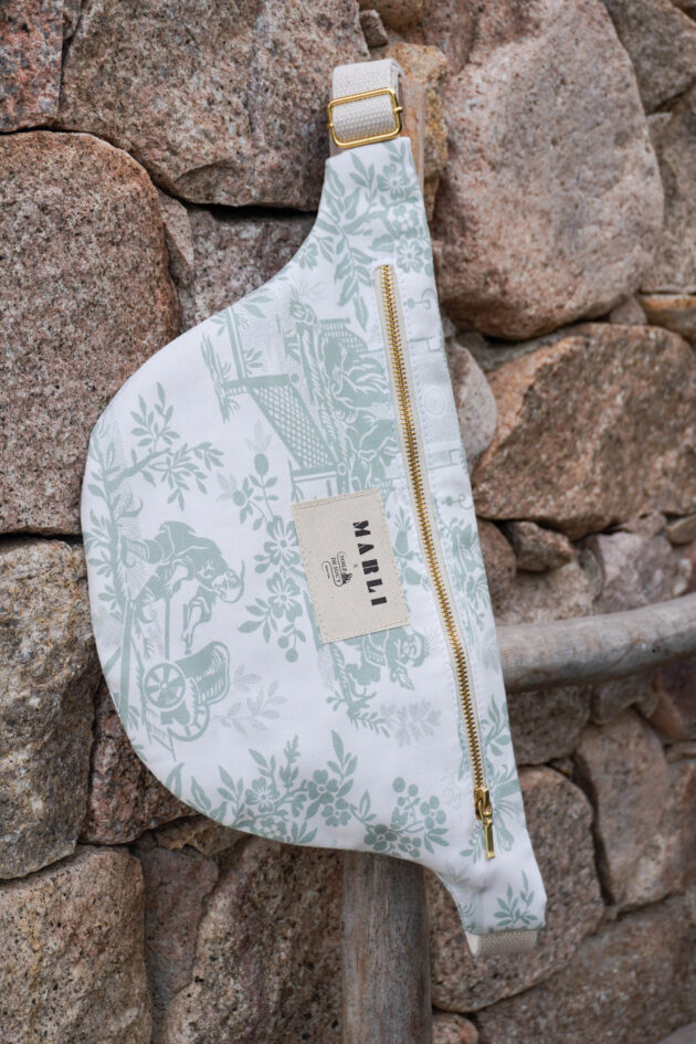 Sac banane Églantine - Toile de Jouy vert d'eau – Image 3