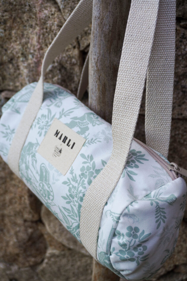 Sac Polochon mini Dima Toile de Jouy vert d'eau – Image 3