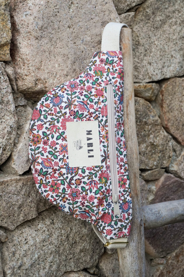 Sac banane mini Emilie - Toile de jouy fleuri rose et vert – Image 3