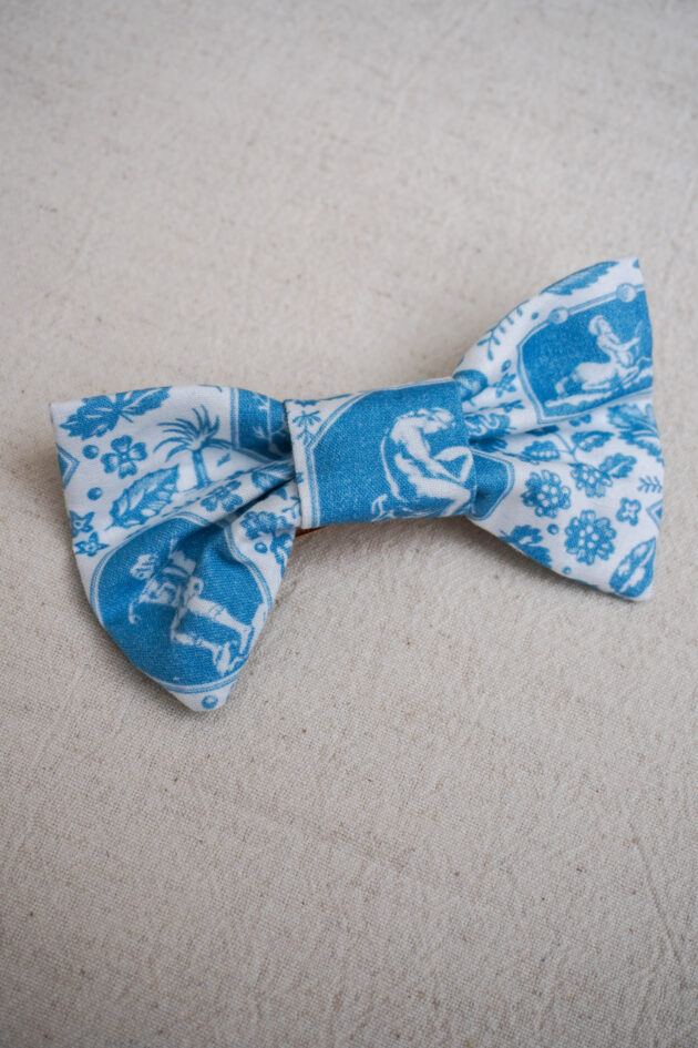 Noeud barette lila toile de jouy bleu ciel
