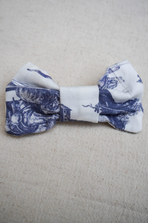 Noeud barette lila toile de jouy bleu gris