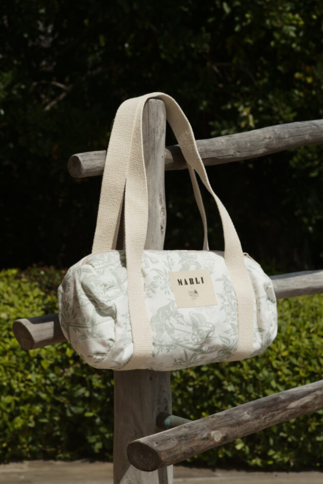 Sac Polochon mini Dima Toile de Jouy vert d'eau – Image 2