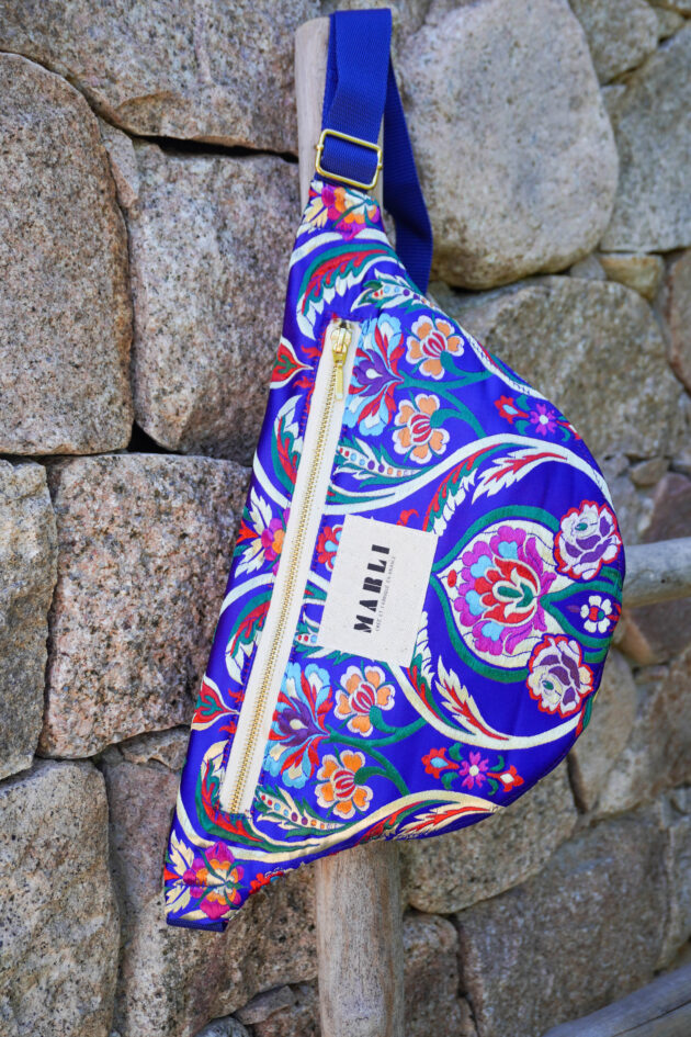 Sac banane Leelo fleurs stylisées bleu klein – Image 4