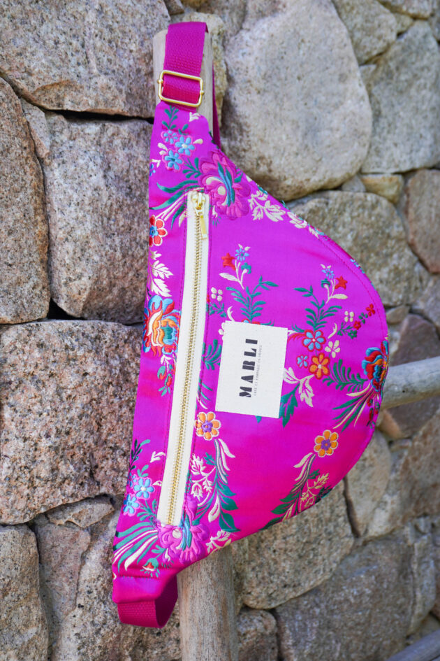 Sac banane Leelo fleurs stylisées fuschia – Image 3