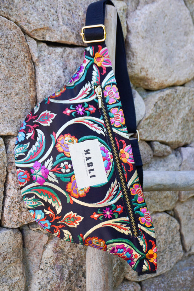 Sac banane Leelo fleurs stylisées noir et doré – Image 4