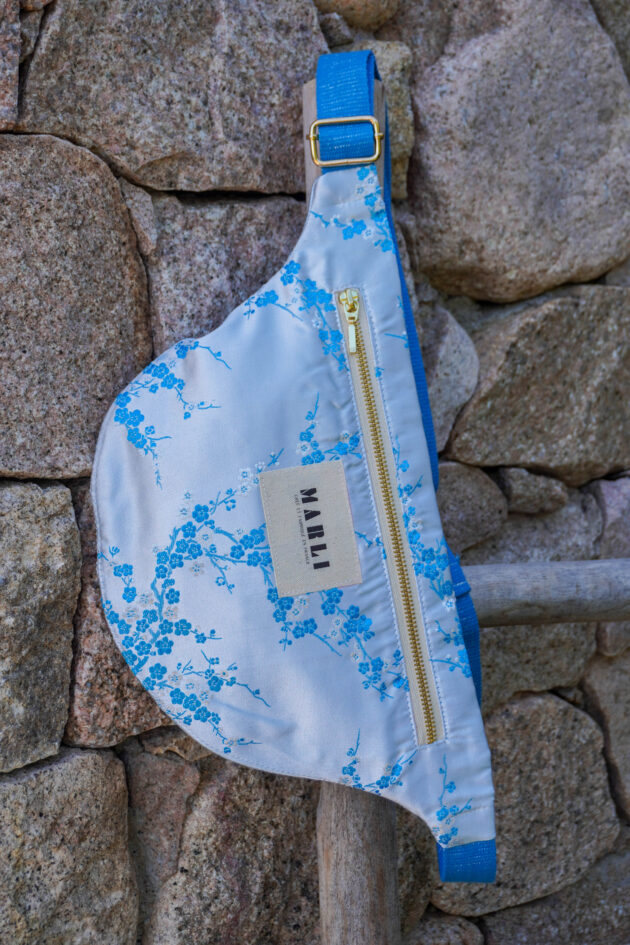 Sac banane Leelo fleuri bleu turquoise et blanc – Image 6