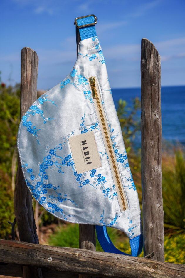Sac banane Leelo fleuri bleu turquoise et blanc – Image 5