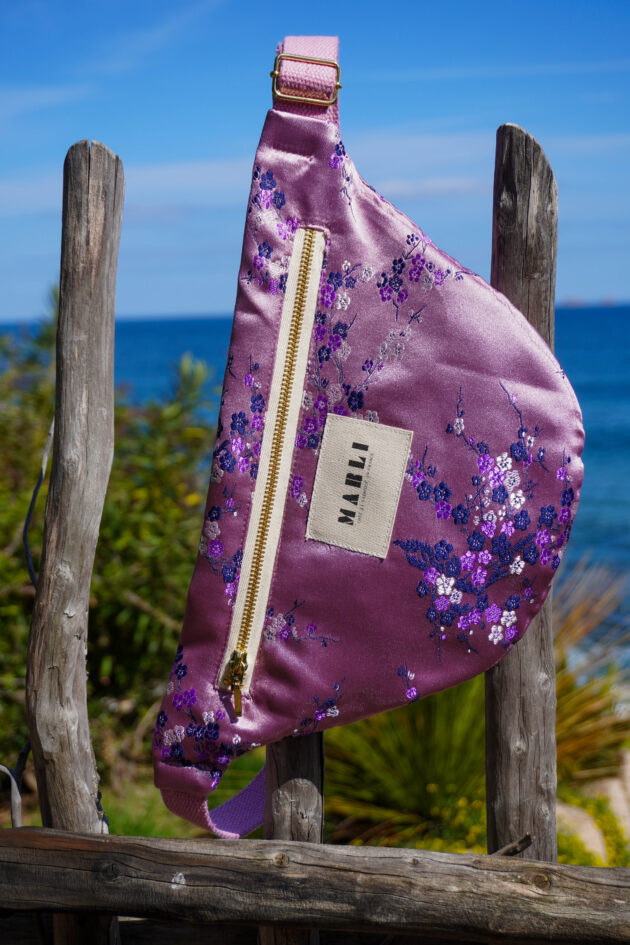 Sac banane Leelo fleuri rose et lila – Image 5