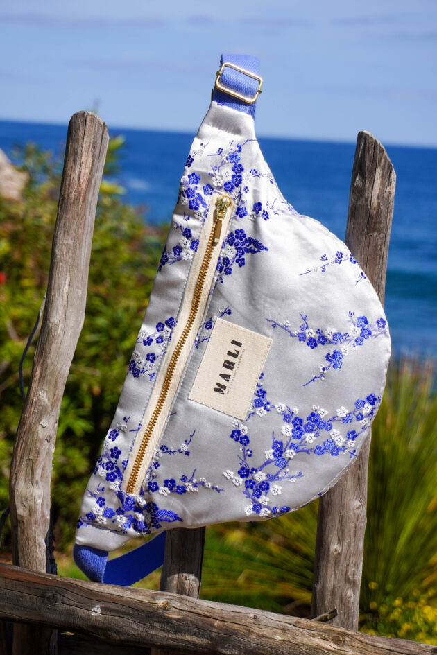 Sac banane Leelo fleuri bleu roi et blanc – Image 3