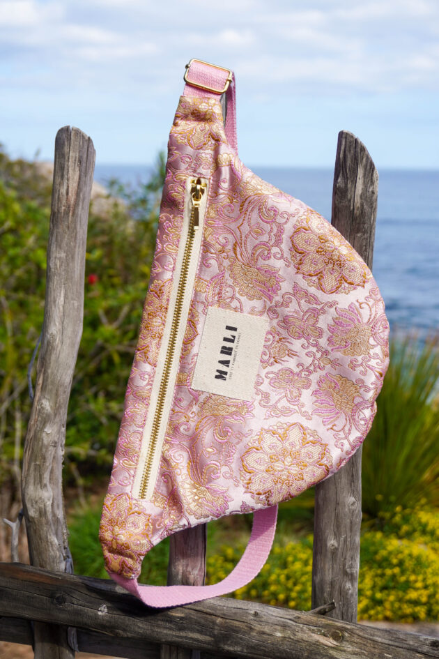 Sac banane Leelo fleuri rose pâle et doré – Image 4