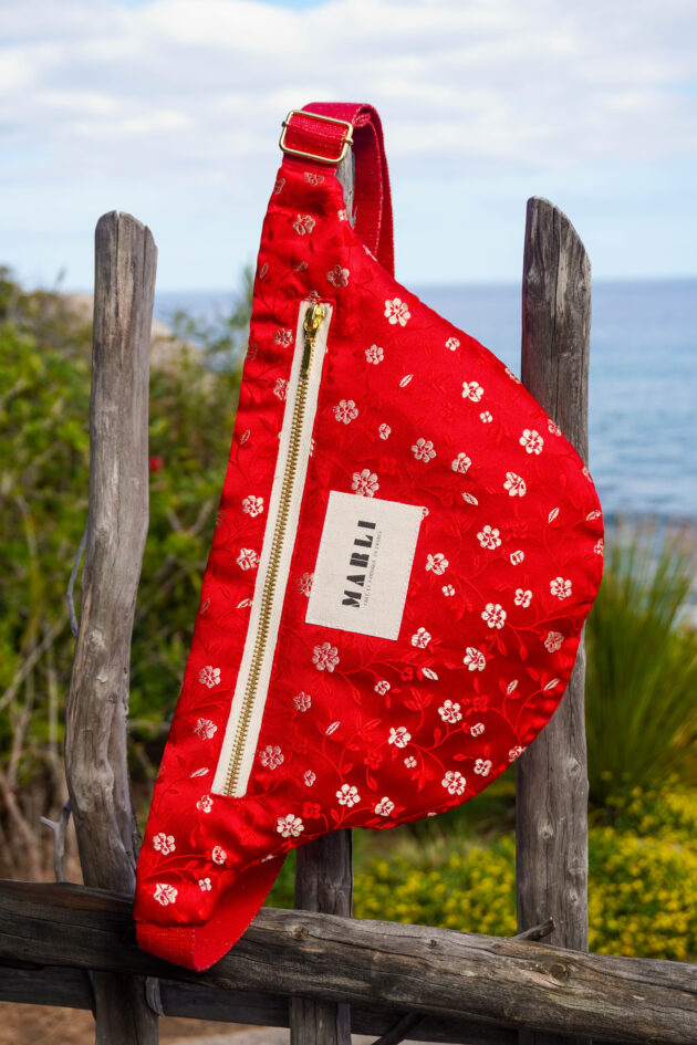 Sac banane Leelo fleuri rouge et doré – Image 3