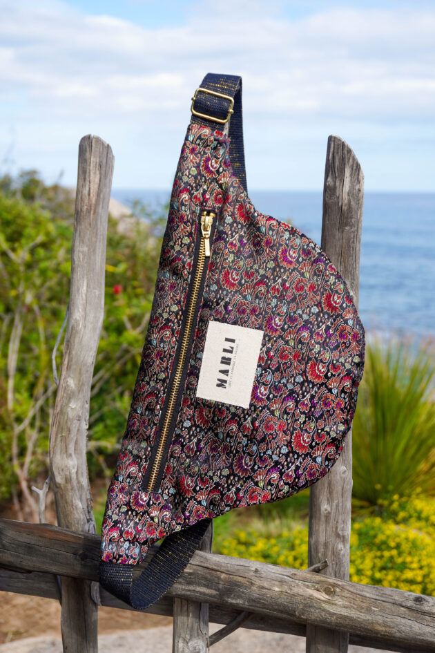 Sac banane Leelo fleuri noir et multicolore – Image 4
