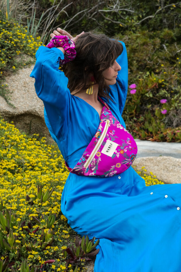 Sac banane Leelo fleurs stylisées fuschia – Image 4