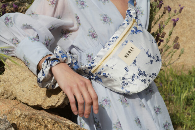 Sac banane Leelo fleuri bleu roi et blanc