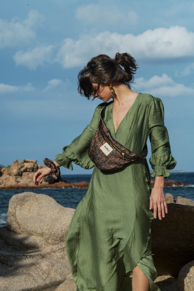 Sac banane Leelo fleuri noir et multicolore – Image 2