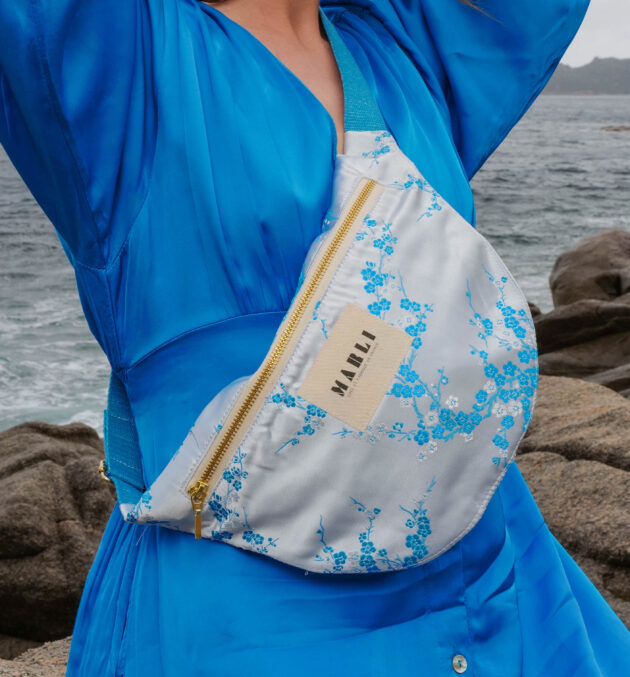 Sac banane Leelo fleuri bleu turquoise et blanc