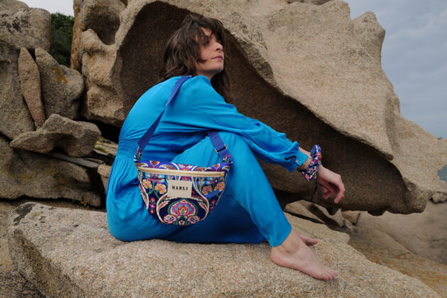 Sac banane Leelo fleurs stylisées bleu klein – Image 2