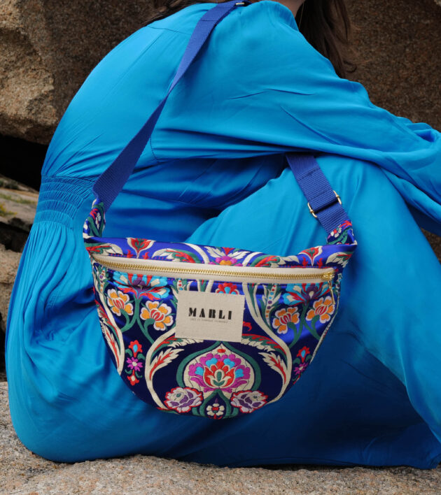 Sac banane Leelo fleurs stylisées bleu klein