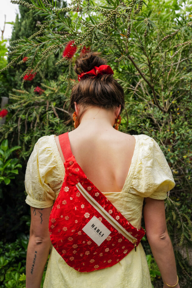 Sac banane Leelo fleuri rouge et doré – Image 5