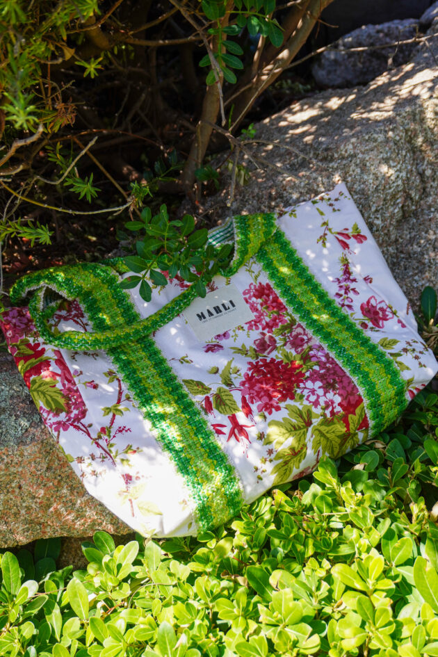 Cabas carré Céline fleuri blanc rouge et vert – Image 2
