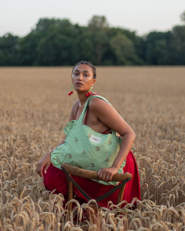 Cabas froufrou Emma carreau fleuri vert et rouge – Image 4