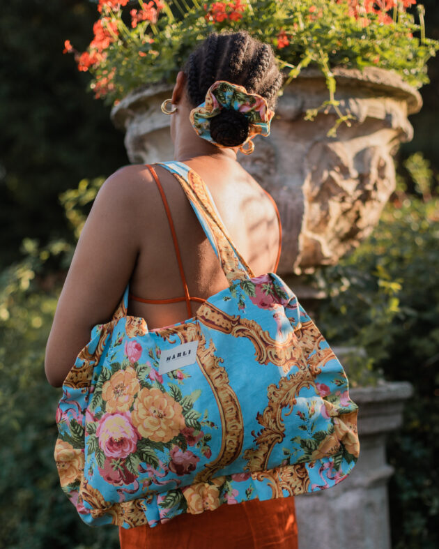 Cabas froufrou Emma fleuri baroque bleu ciel et bronze – Image 2