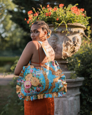 Cabas froufrou Emma fleuri baroque bleu ciel et bronze