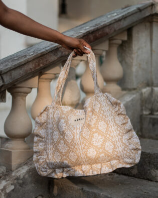 Cabas froufrou Emma motif baroque beige et blanc