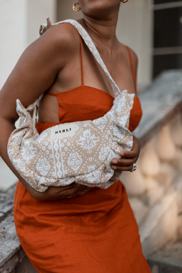 Sac banane froufrou paloma Motif baroque beige et blanc