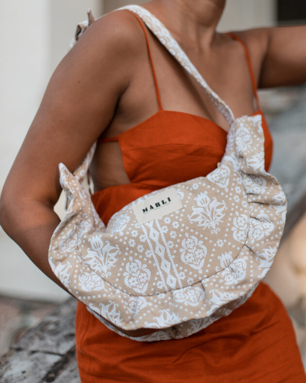 Sac banane froufrou paloma Motif baroque beige et blanc – Image 3