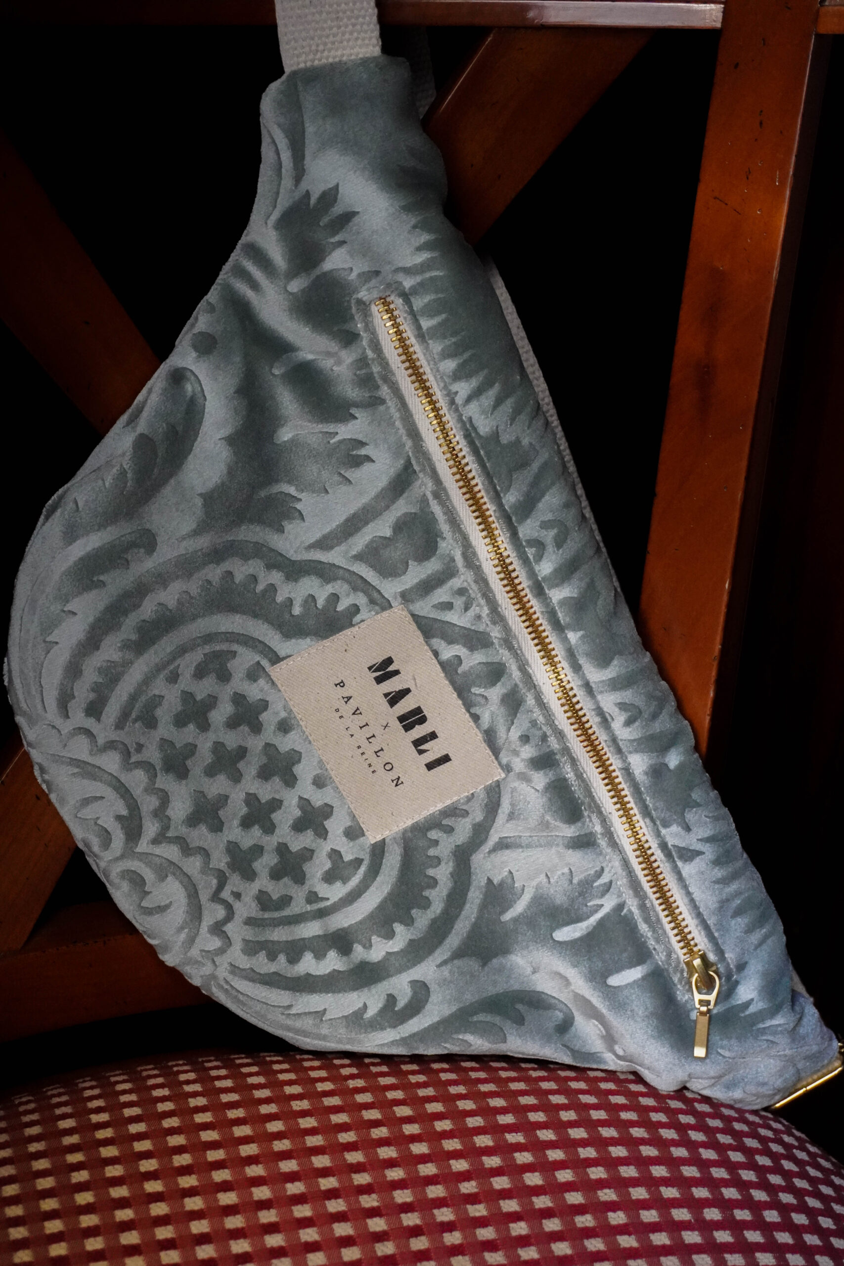 Sac banane Anne - Velours bleu gris – Image 3