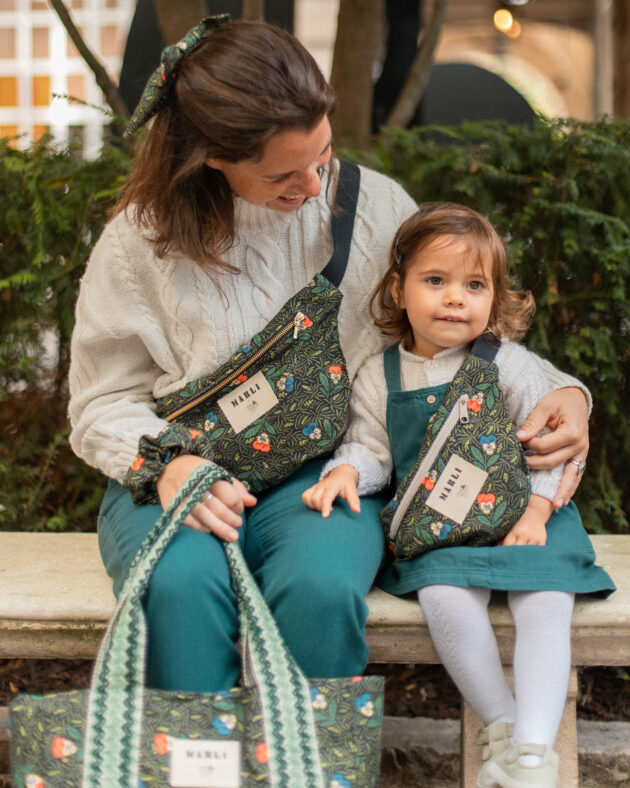 Sac banane Églantine - Toile de Jouy fleuri noir et vert – Image 2