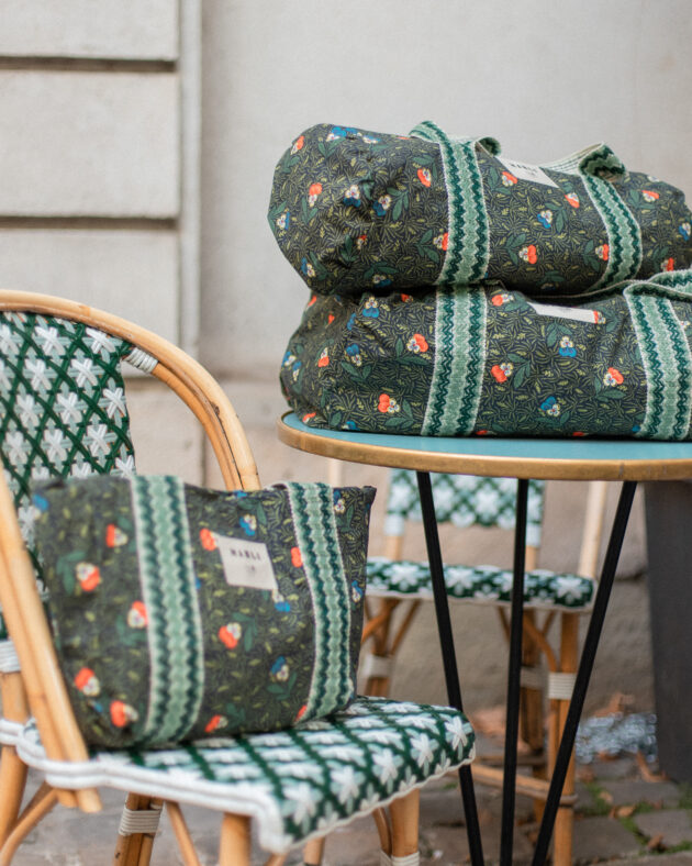 Sac polochon maxi dimitri toile de jouy fleuri noir et vert – Image 3