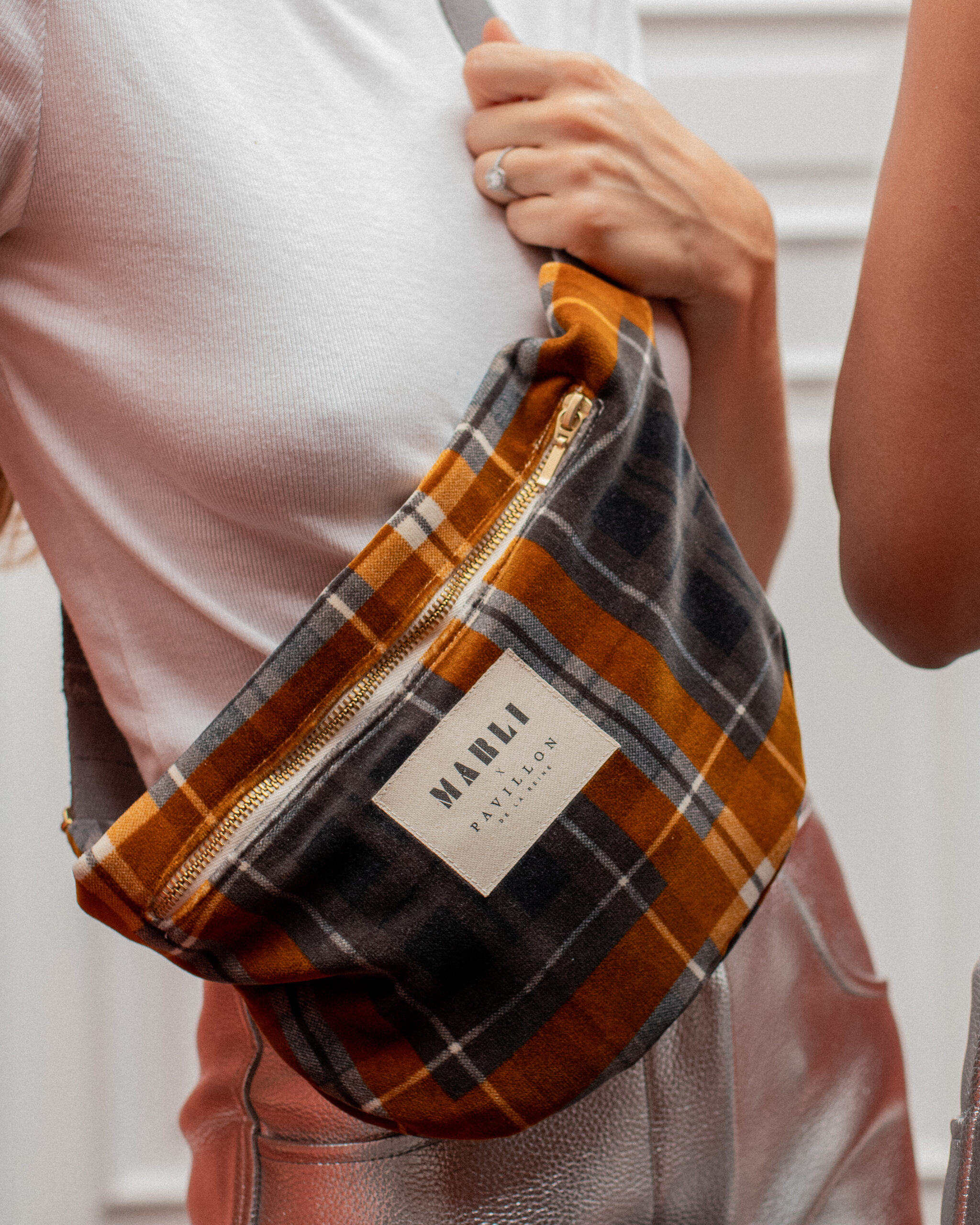 Sac banane Anne - Tartan gris et ocre – Image 4