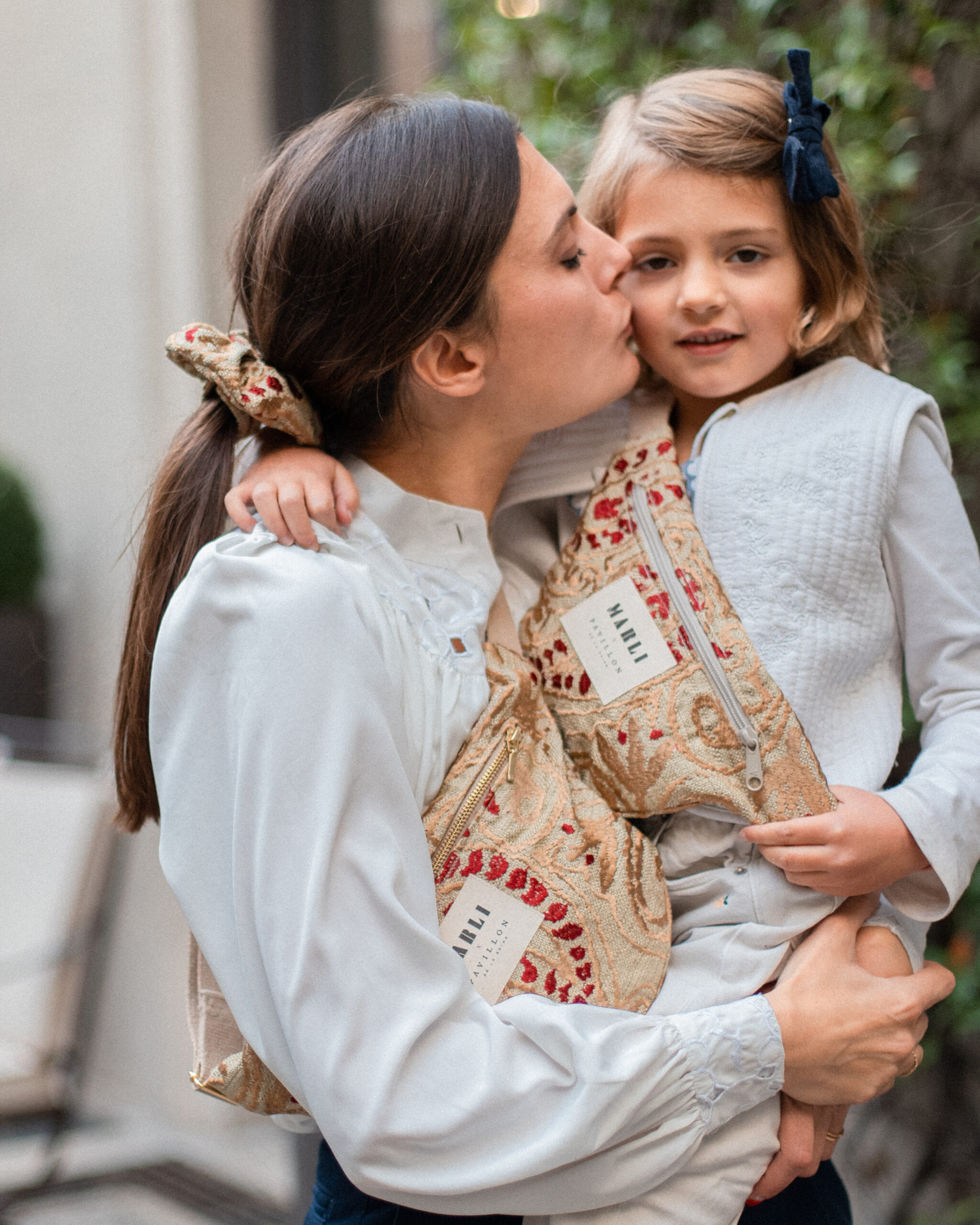 Sac banane mini Annie - Motif baroque beige et bordeaux – Image 4