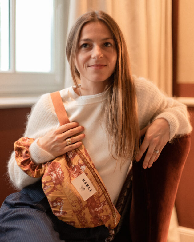 Sac banane Églantine - Toile de Jouy terracota et moutarde – Image 3
