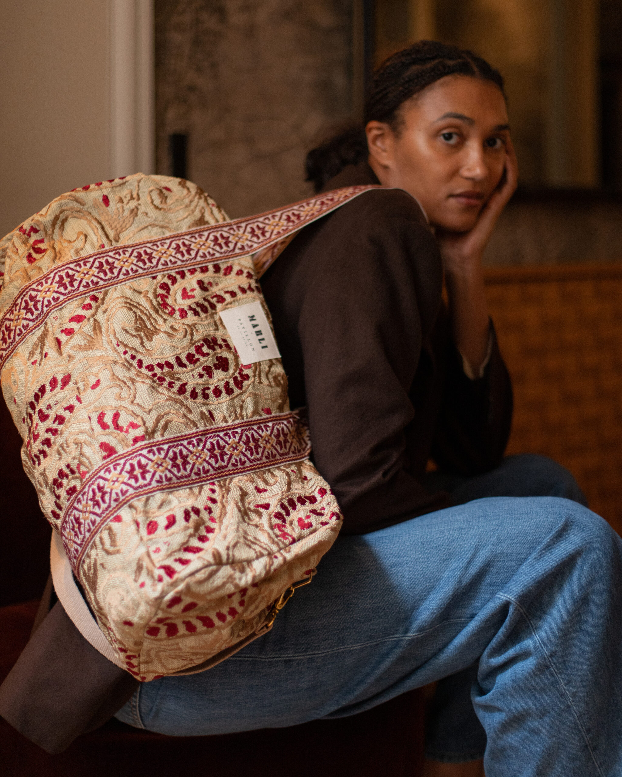 Sac polochon maxi charles motif baroque beige et bordeaux – Image 3