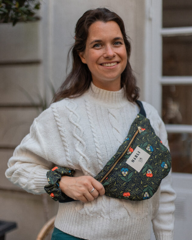 Sac banane Églantine - Toile de Jouy fleuri noir et vert – Image 4