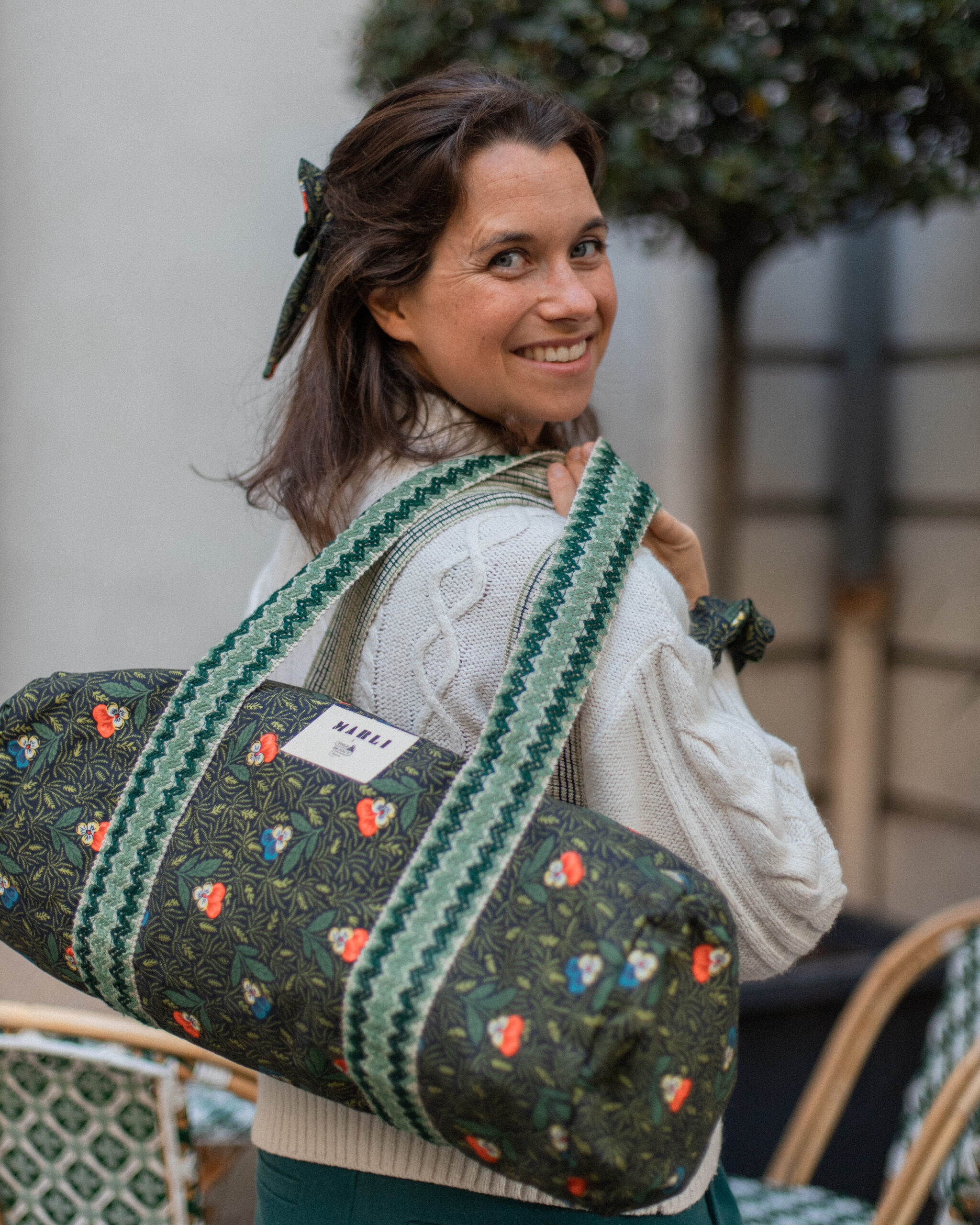 Sac Polochon dim toile de jouy fleuri noir et vert – Image 2