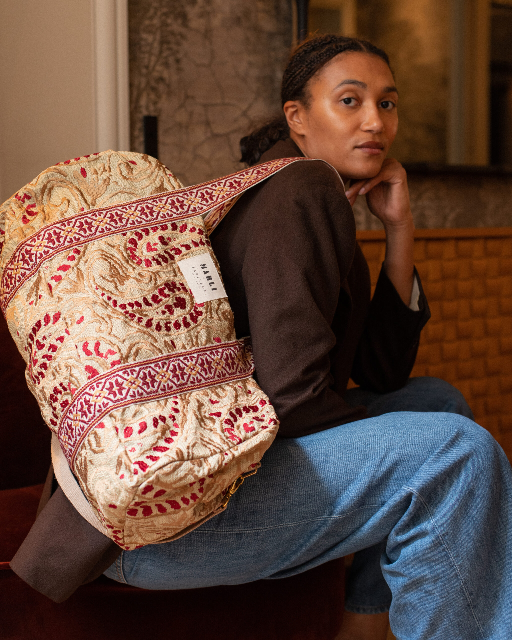 Sac polochon maxi charles motif baroque beige et bordeaux – Image 4