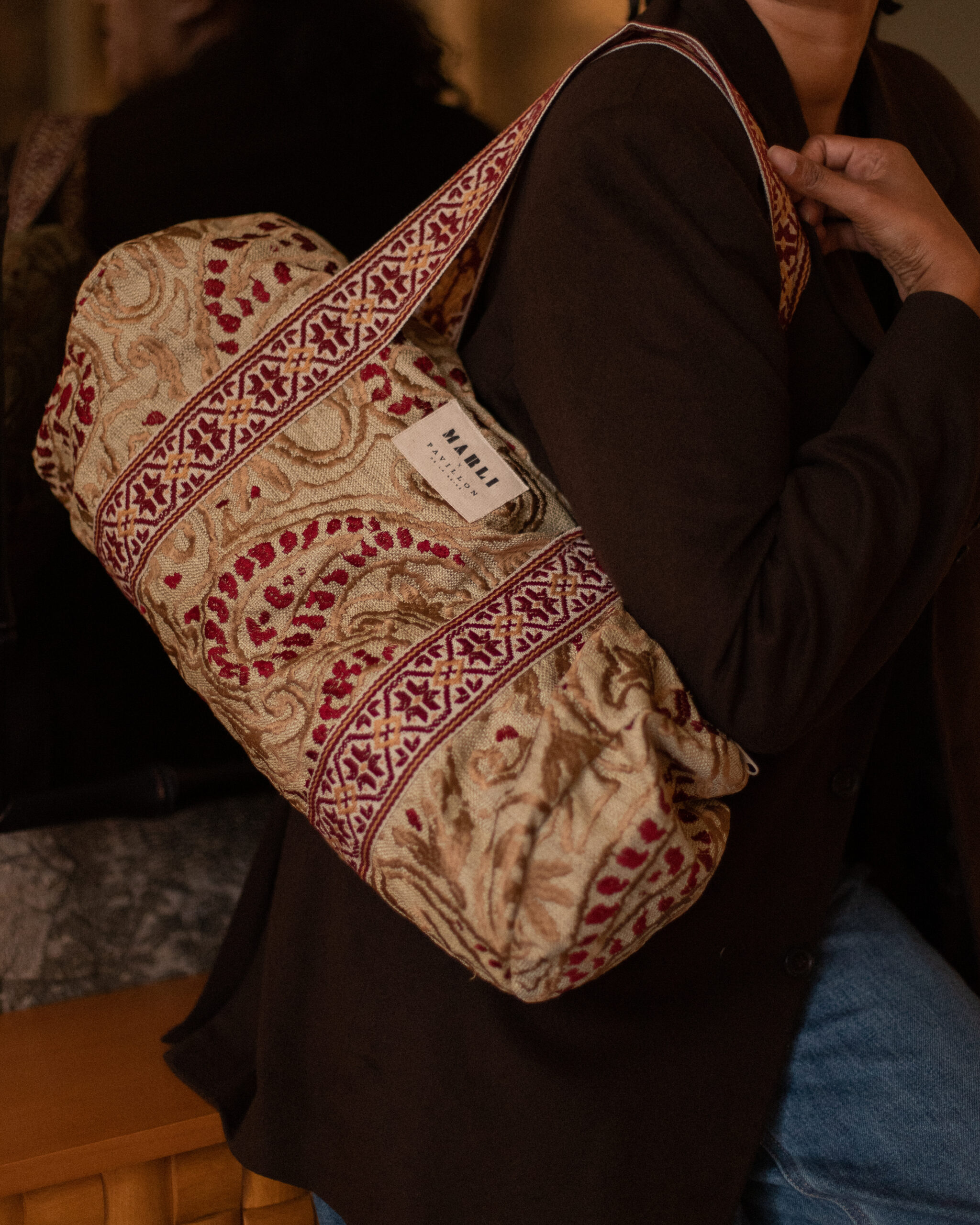 Sac Polochon charlie Motif baroque beige et bordeaux – Image 5