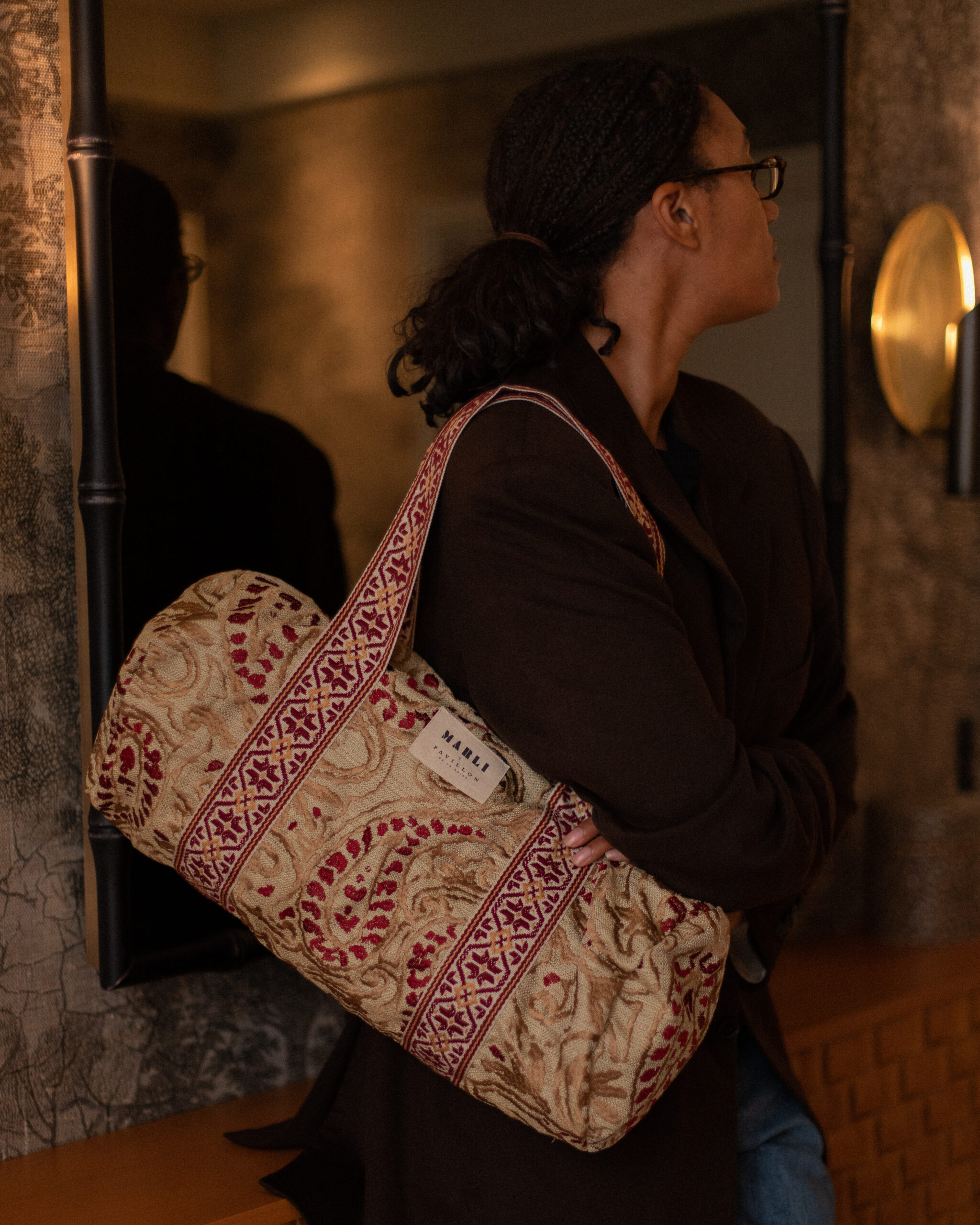 Sac Polochon charlie Motif baroque beige et bordeaux