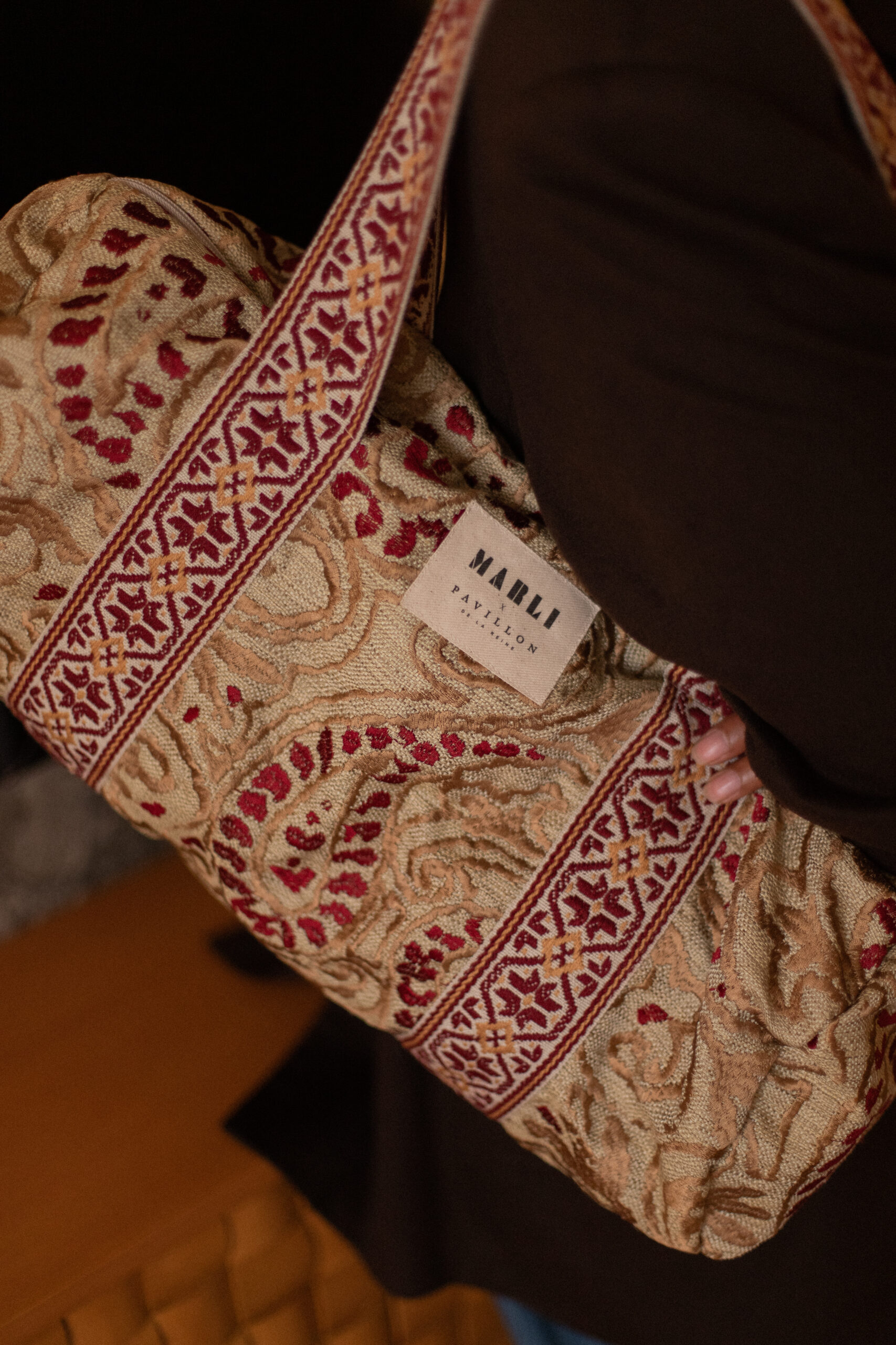 Sac Polochon charlie Motif baroque beige et bordeaux – Image 4