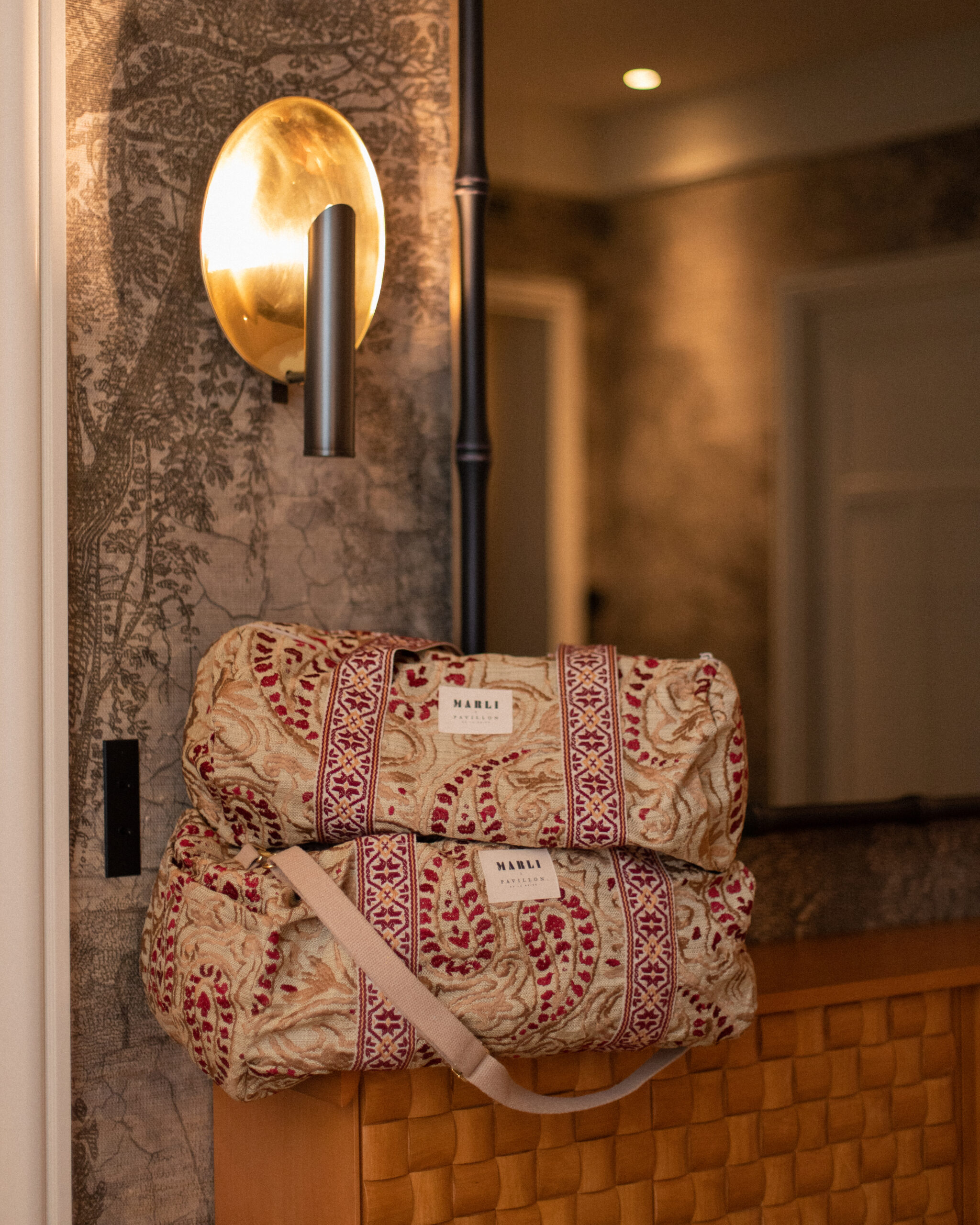 Sac Polochon charlie Motif baroque beige et bordeaux – Image 3