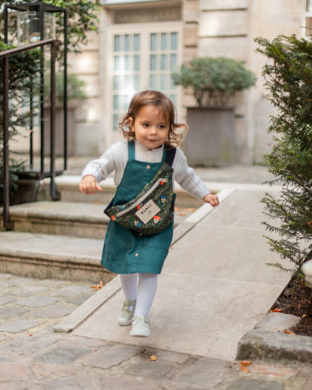 Sac banane mini Emilie - Toile de jouy fleuri noir et vert – Image 2