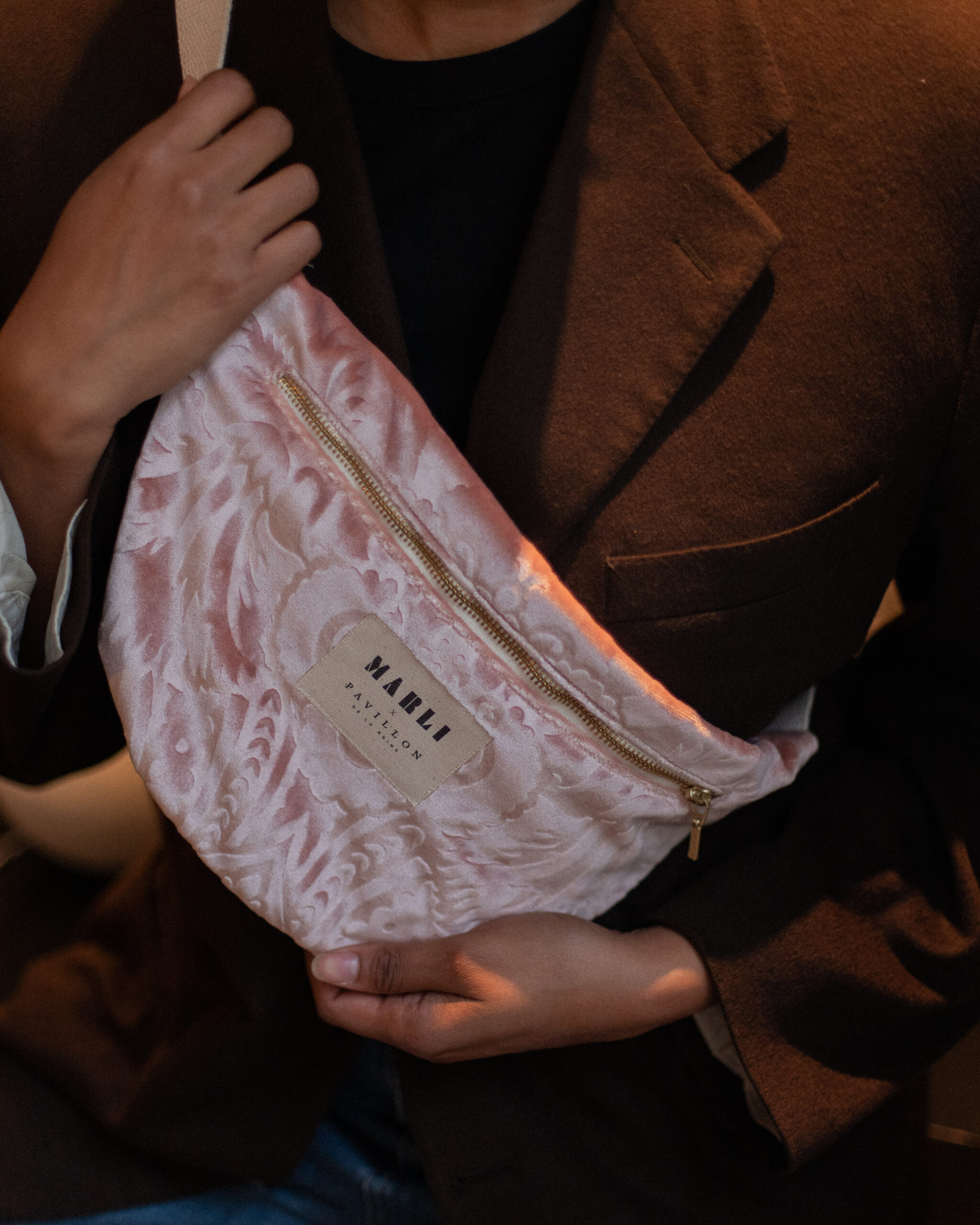 Sac banane Anne - Velours rose pâle – Image 2