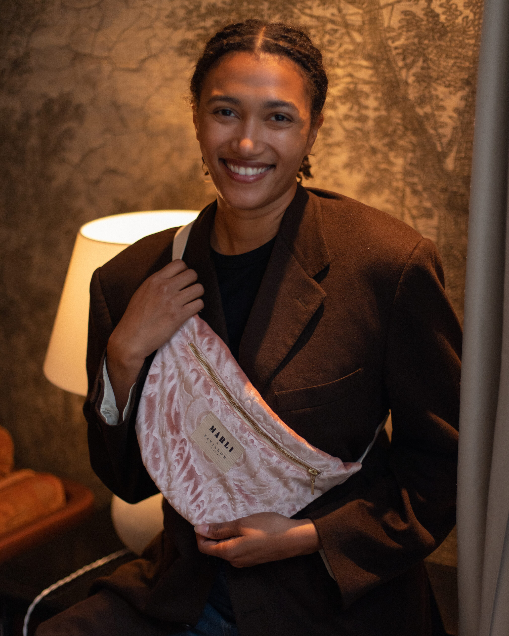 Sac banane Anne - Velours rose pâle – Image 4