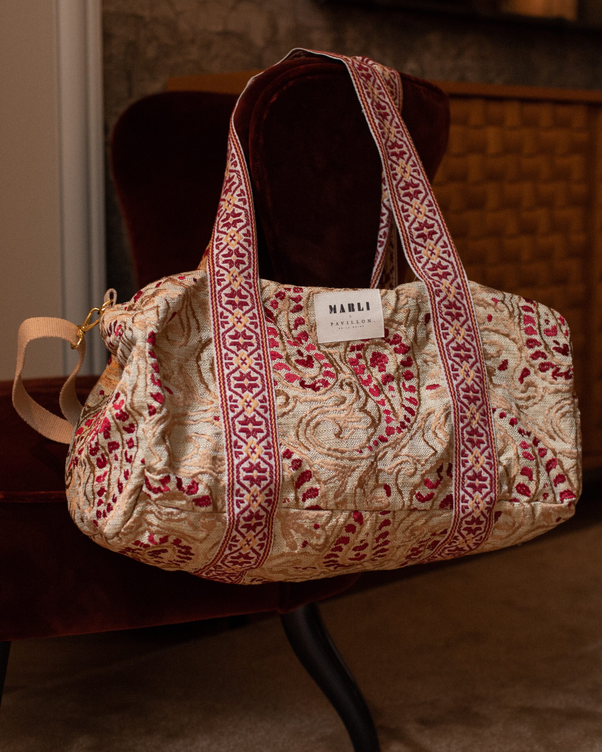 Sac polochon maxi charles motif baroque beige et bordeaux – Image 2