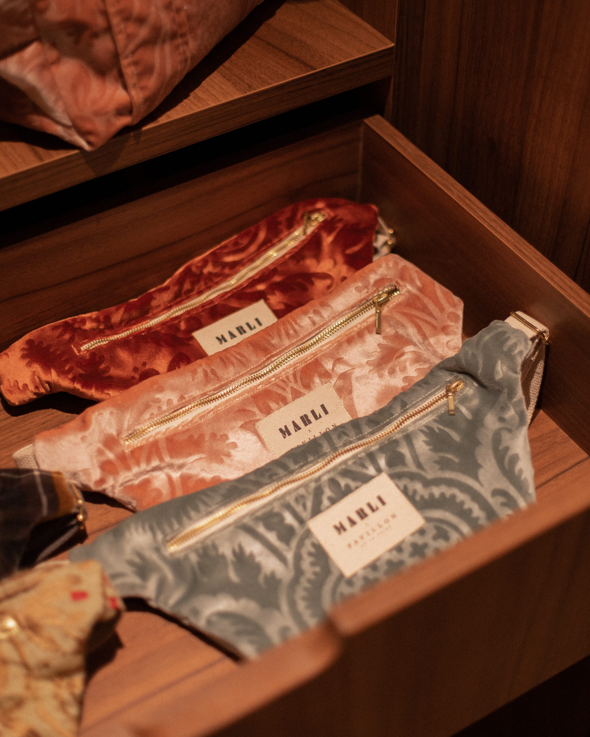 Sac banane Anne - Velours bleu gris – Image 2