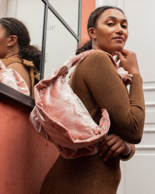 Sac banane froufrou Maria - Velours rose pâle